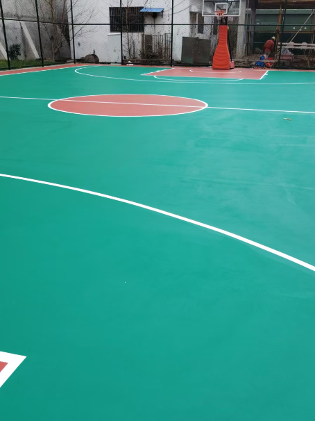 滨城 球场长期使用易出现地面开裂